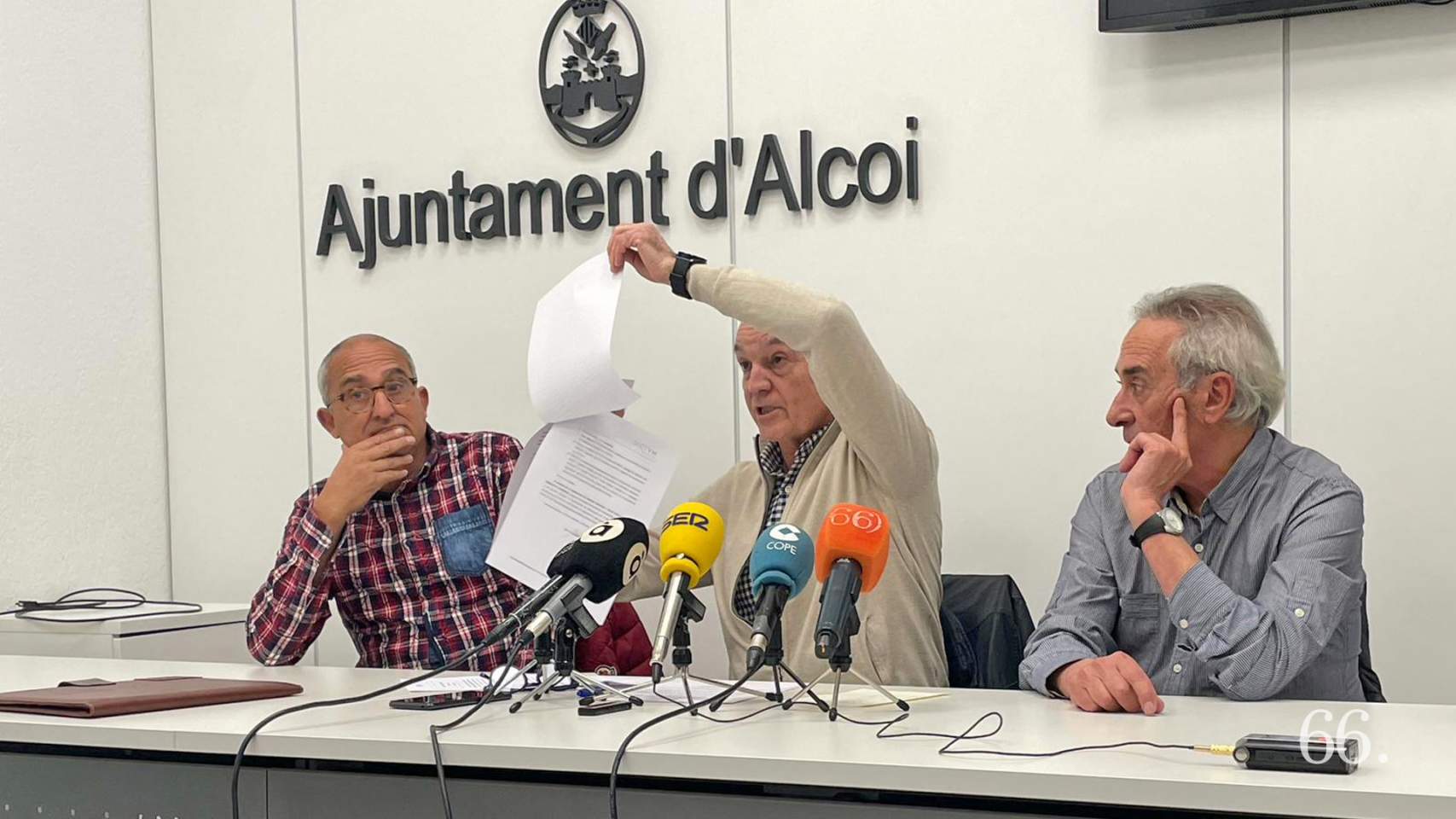 José Luis García, en el centro, muestra la respuesta que recibieron los afectados