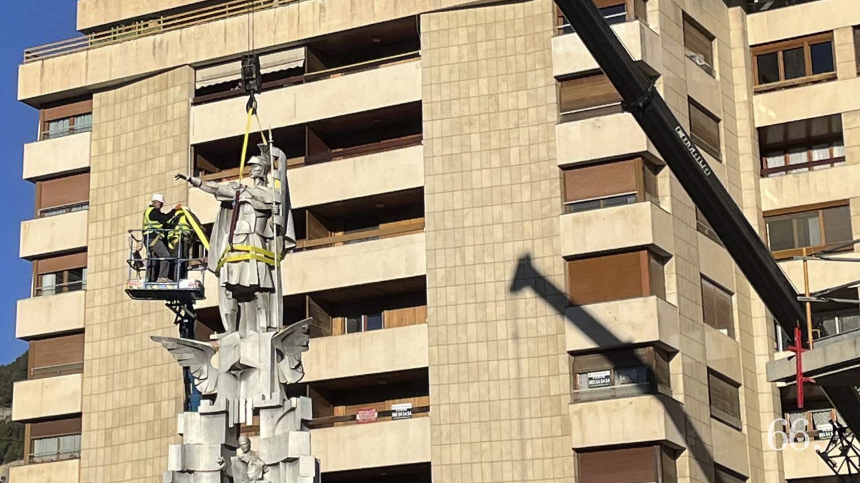 Los operarios trabajando desde la grúa en La Rosaleda