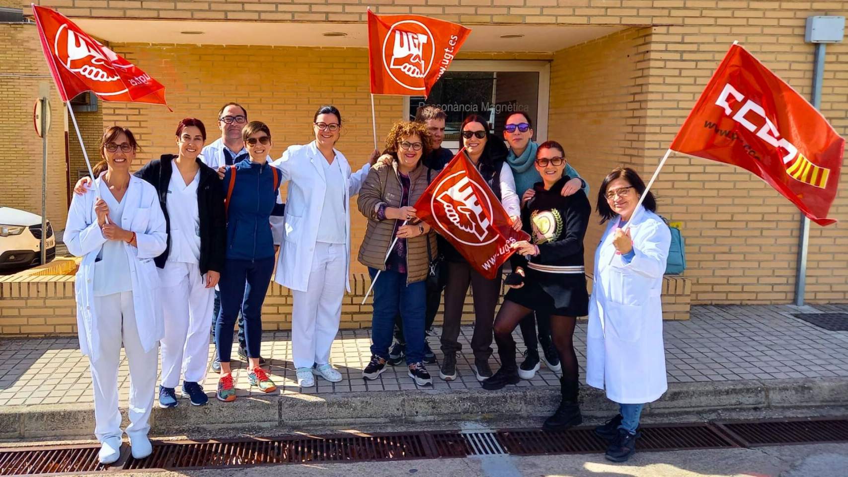 Sanitarios en la puerta del servicio de resonancias del hospital de Alcoy