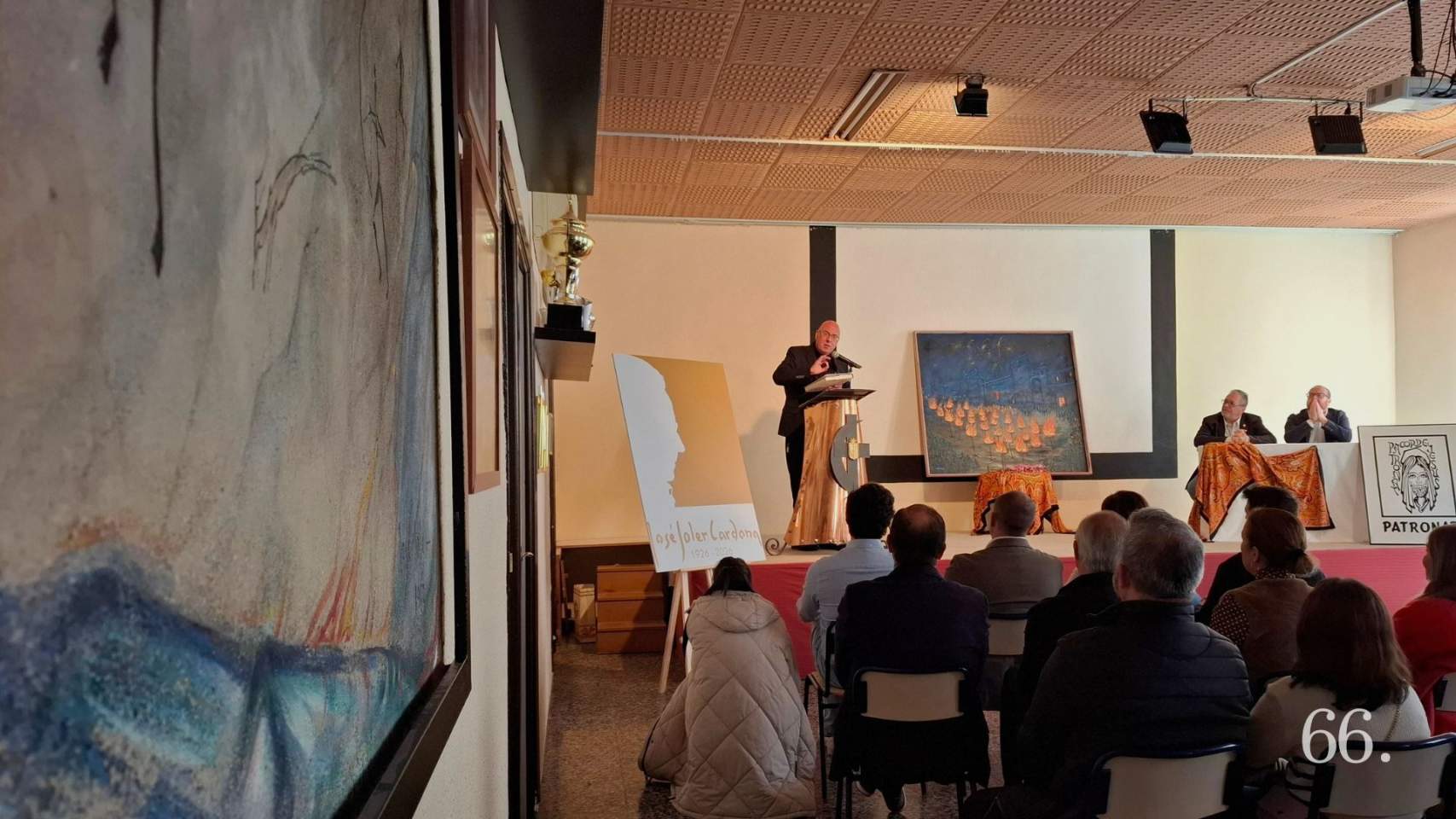 Intervenció de Ramón Micó en la presentació, amb un fresc de José Cardona en primer plànol / Foto CGC