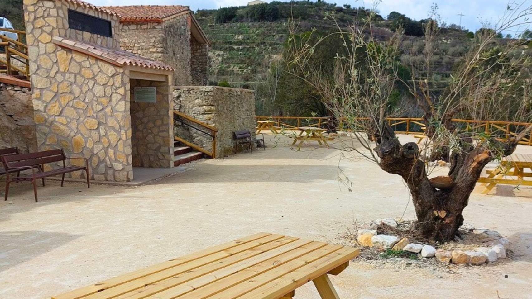 L'àrea recreativa disposa de bancs, taules i zona de barbacoa / Foto DPA