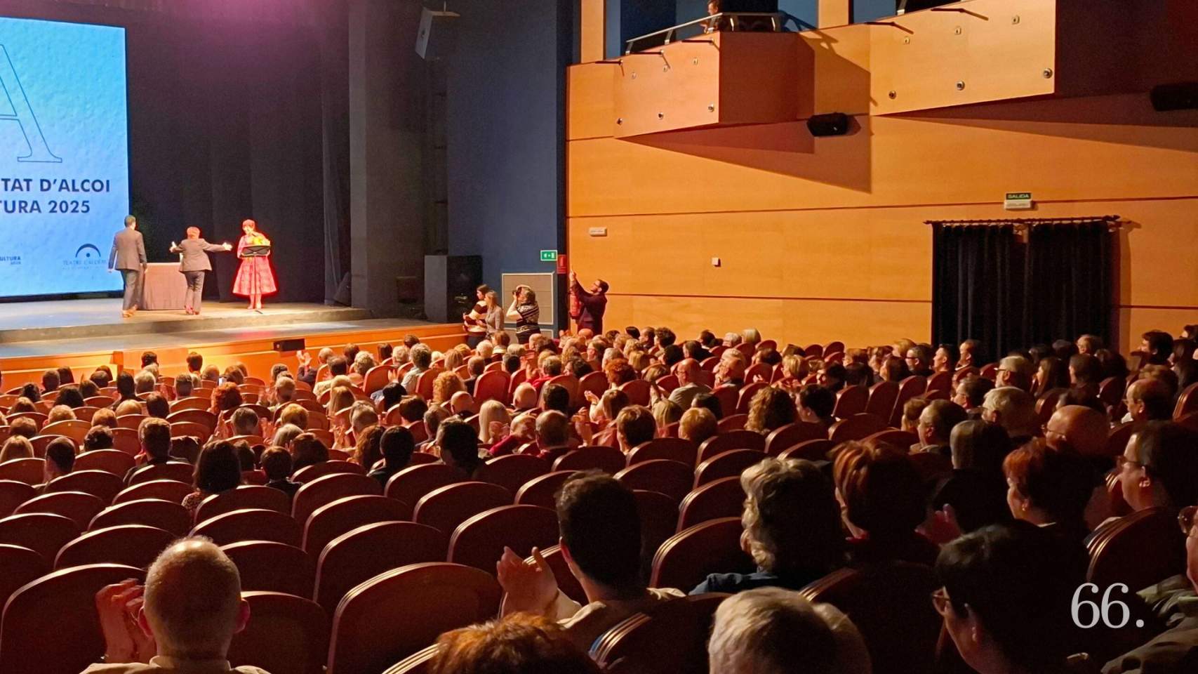 Neus Agulló, al pujar a l'escenari a arreplegar el premi / Foto CGC