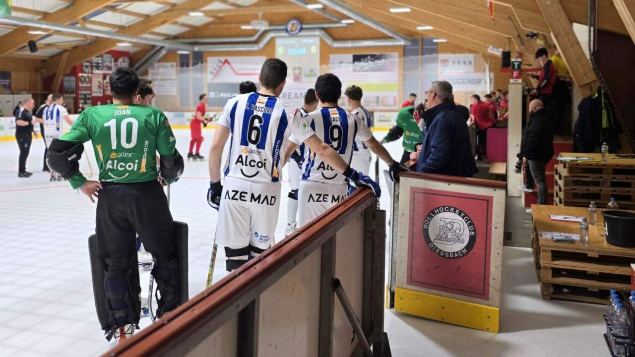 Lorenzo Pastor habla con sus jugadores durante el encuentro en Suiza / Foto RSG