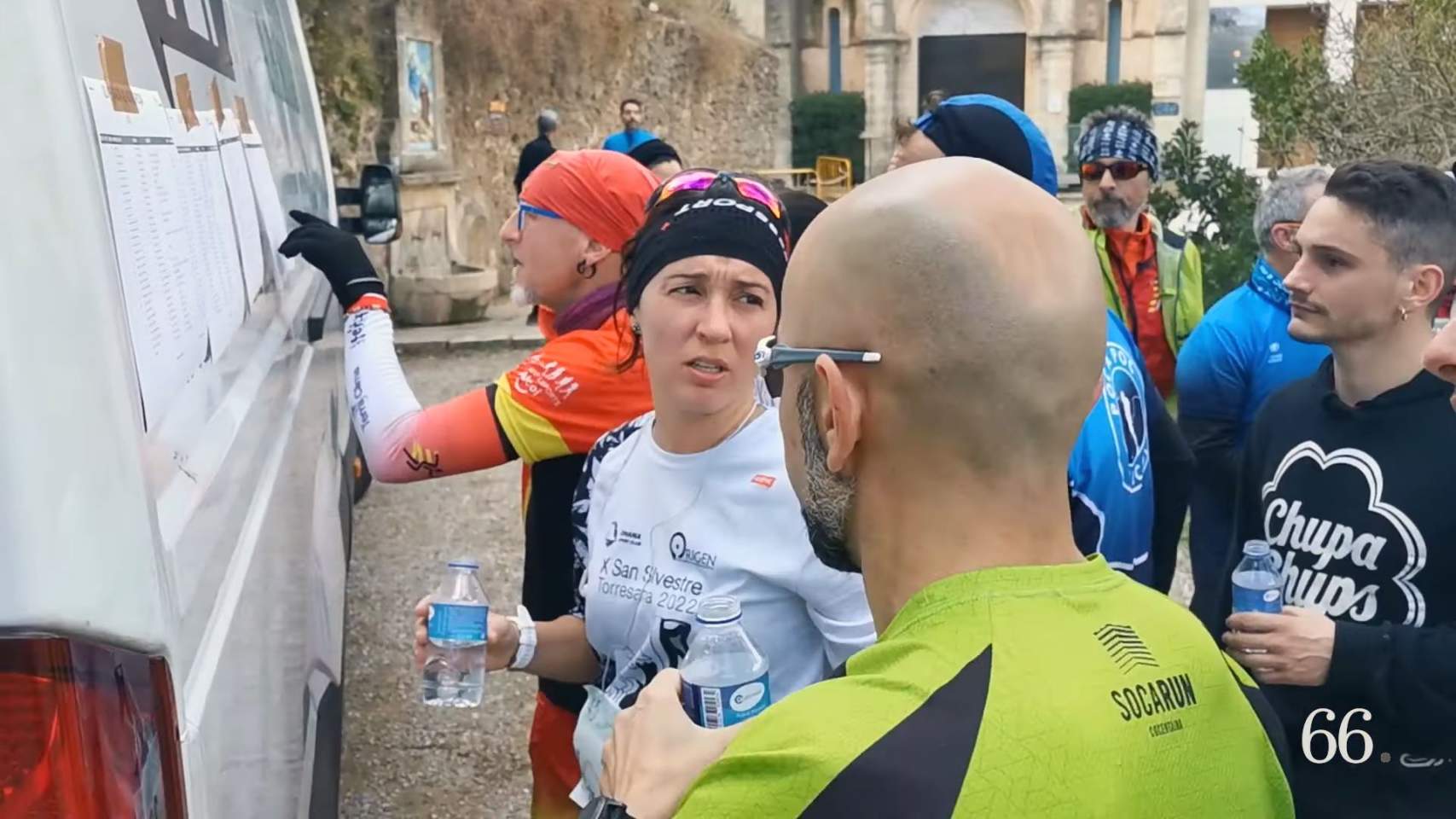 Los deportistas comprueban sus resultados tras llegar a la Font Roja / Foto ARXp66