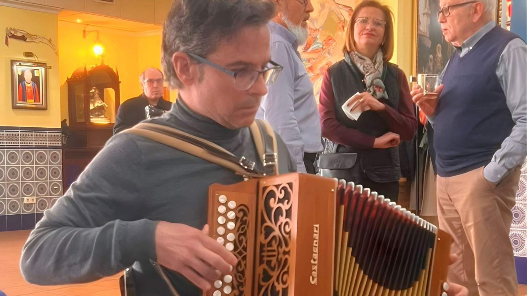 La Filà Realistes reviu el seu passat rodejada d’acordions