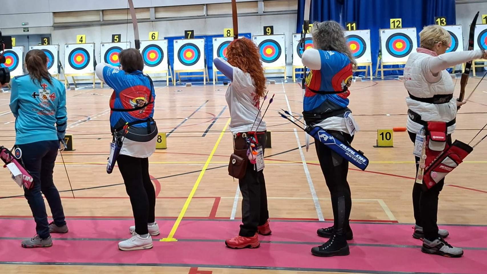 El Club Santa Lucía competeix en un torneig femení de tir amb arc com a teràpia per al linfedema