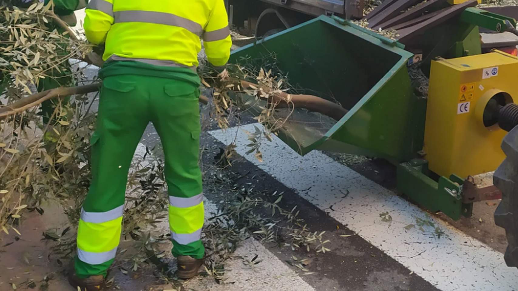 Cocentaina presenta el servei de triturat de poda com alternativa a la crema de restes