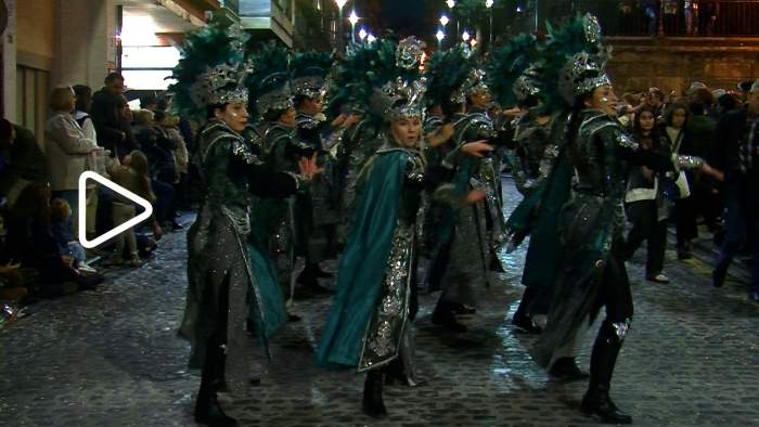Alcoi riu i balla a ritme del Carnestoltes
