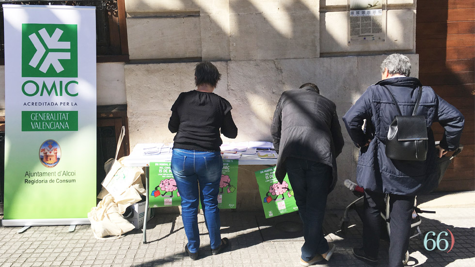 Una de las mesas informativas de la campaña de la OMIC