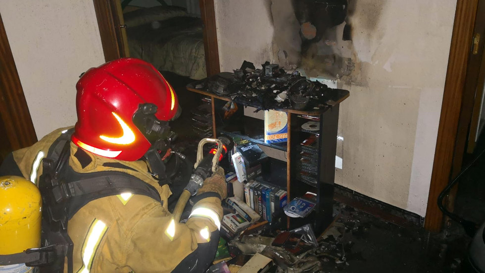 Imagen de dentro de la vivienda / Imagen del cuerpo de bomberos
