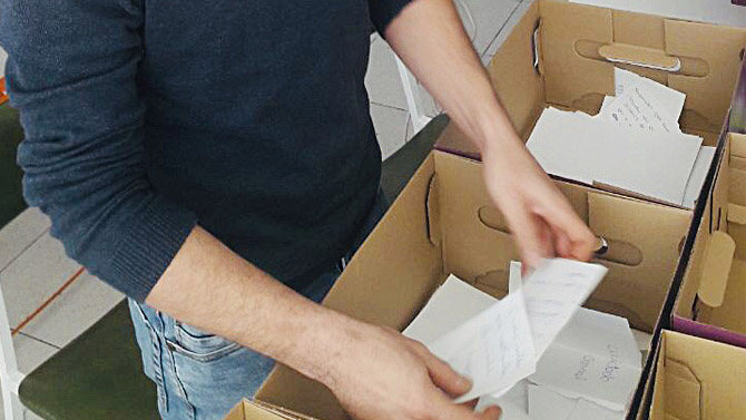 Cajas con las propuestas recogidas por Podemos Alcoy