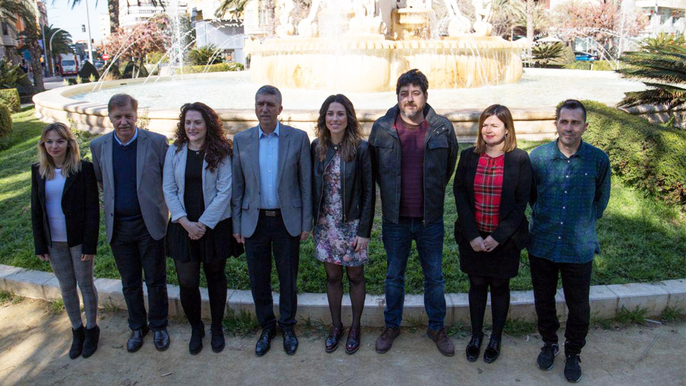 Foto familiar de los candidados/as de Compromís