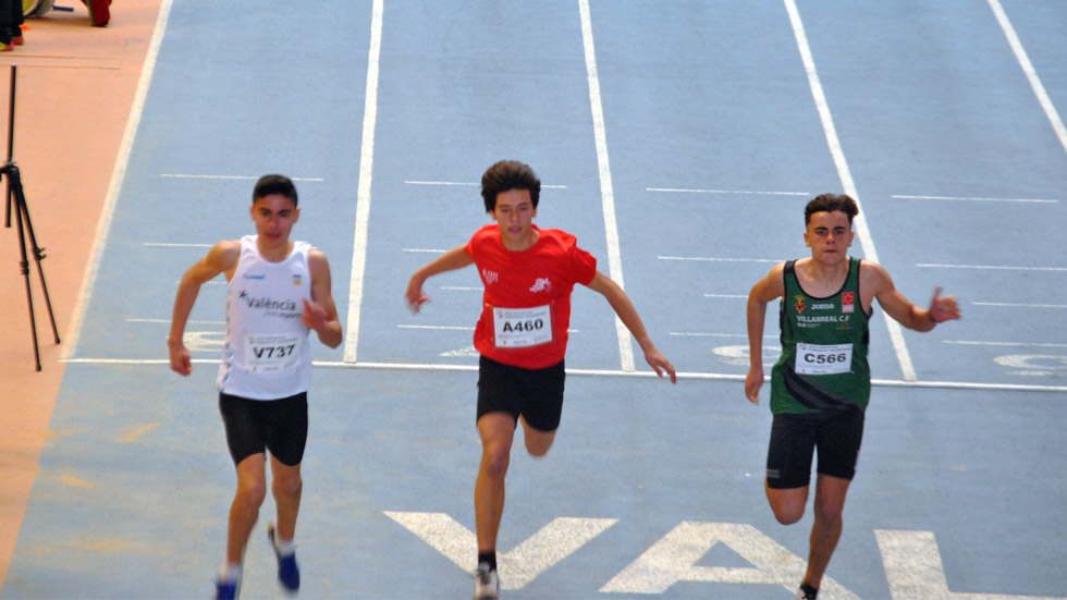 Miembros del Club de Atletismo de Alcoi participando en uno de los campeonatos de este fin de semana