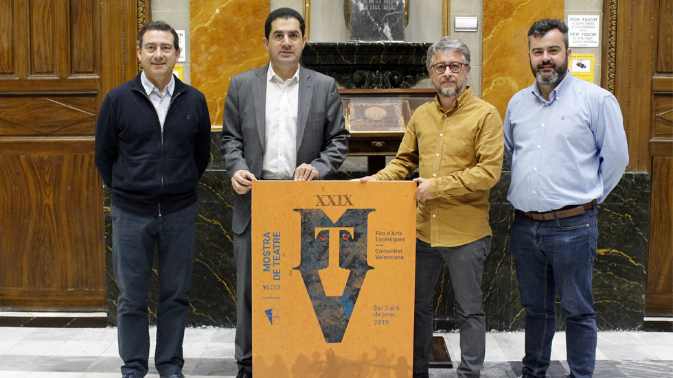 Rafael Calbo junt al seu cartell per la Mostra de Teatre d'aquest 2019