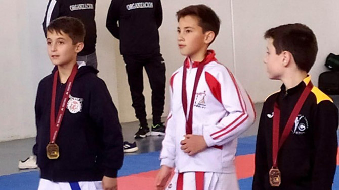 Iver Rojas en el centro de la foto