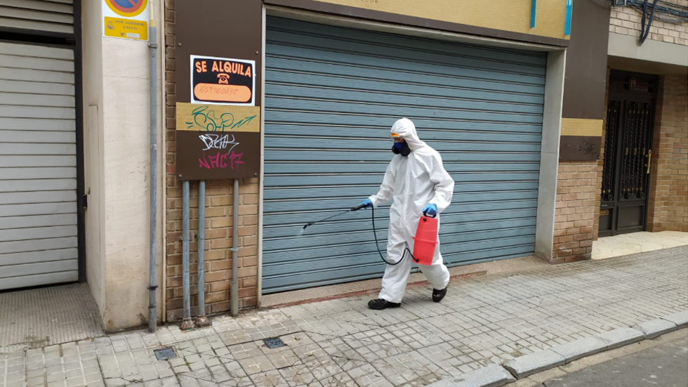 Francisco Gascó desinfecta en la calle Cid