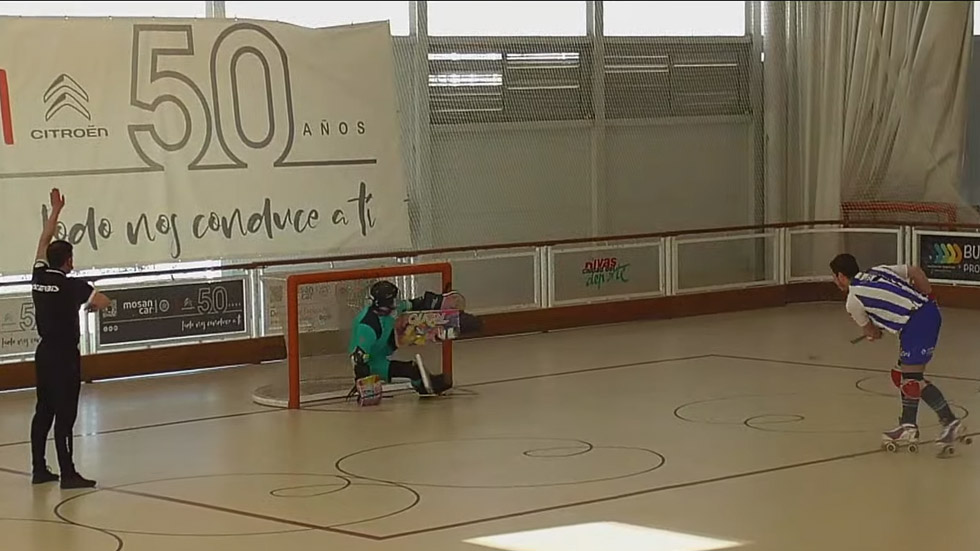 Gonzalo marca el penalti, primer gol para el Alcodiam / Captura Rivas hockey TV