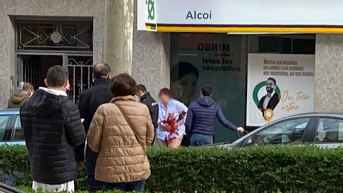 La mujer agredida en la puerta del domicilio / Foto rrss