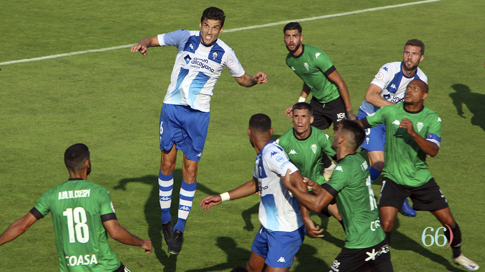 Fran Miranda en un remate frente al San Fernando en El Collao