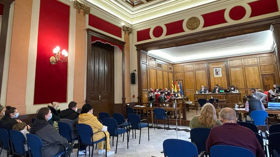 Familias ucranianas en el Pleno de Alcoy