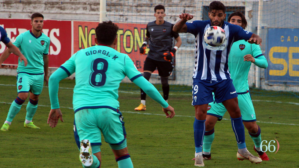 Jona controla un balón durante su primera campaña en el Alcoyano