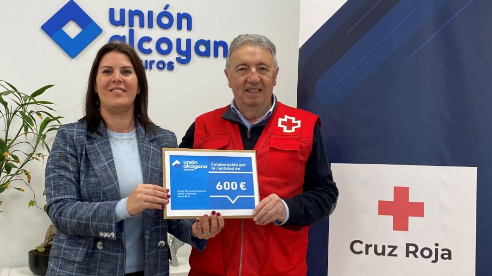 Entrega de una ayuda a Cruz Roja en Teulada / Foto: Unión Alcoyana