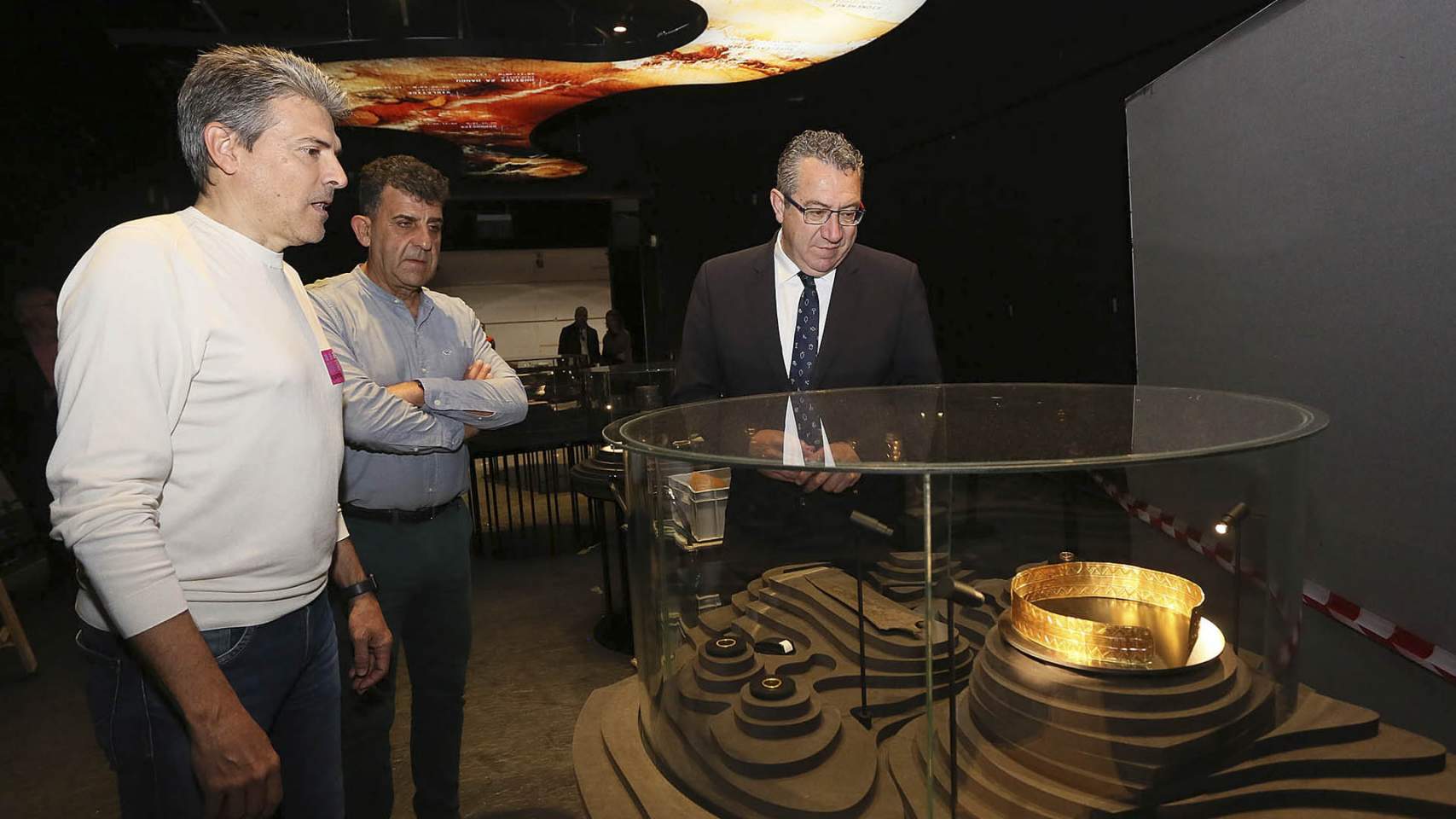 Visita de Toni Pérez al muntatge de 'Dinastías'