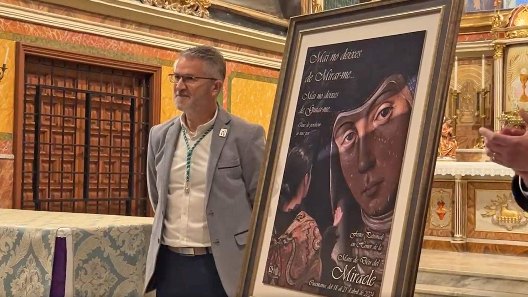 Ernesto Ferrándiz amb el cartell de la Mare de Déu del Miracle