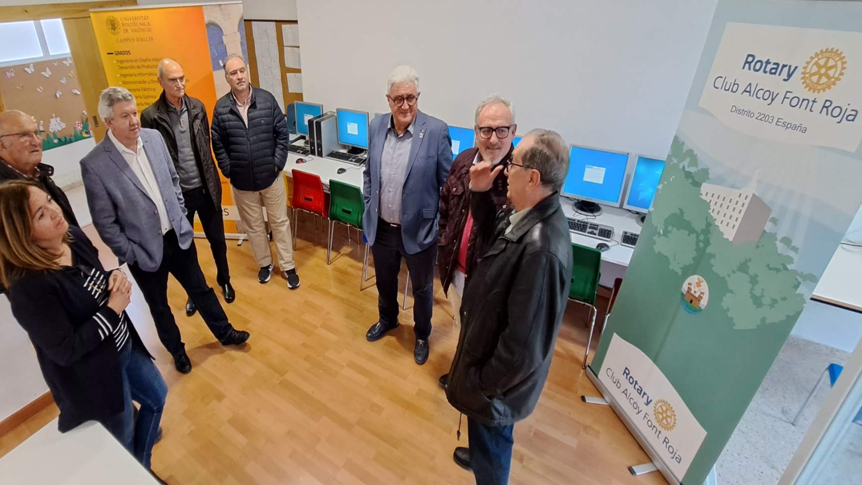 Entrega dels ordinadors en la Casa de la Benefici&egrave;ncia / Foto: RCAFR