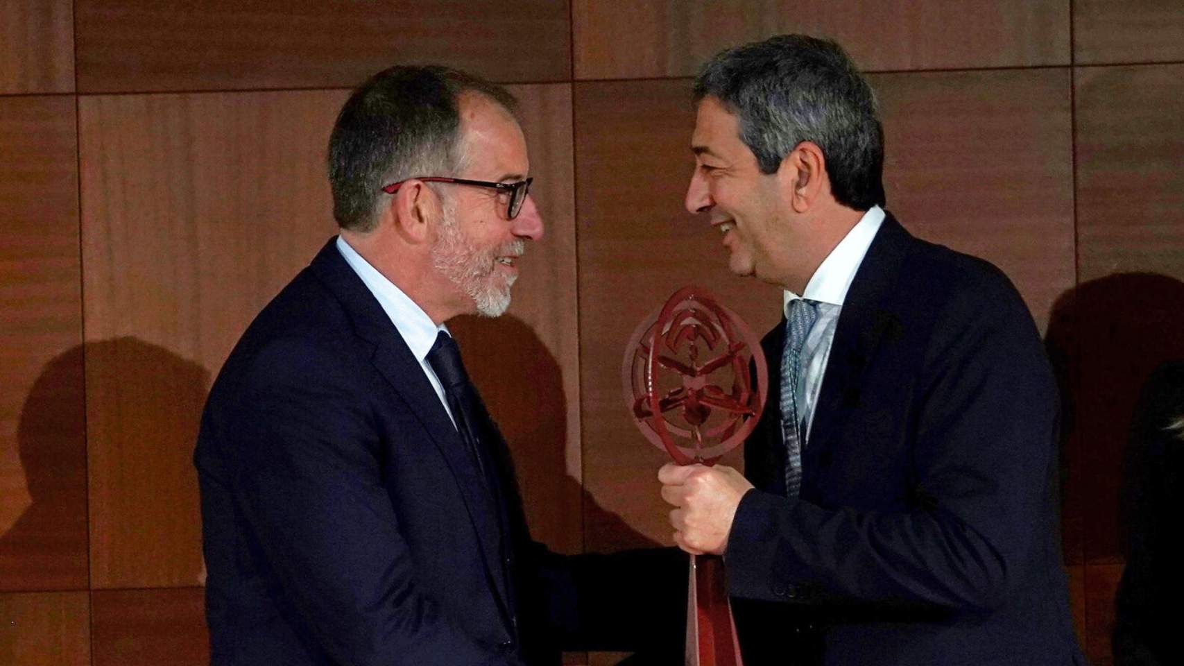 Enrique Jorge Rico recoge el reconocimiento de manos del vicepresidente de la Generalitat Valenciana, Vicente Barrera