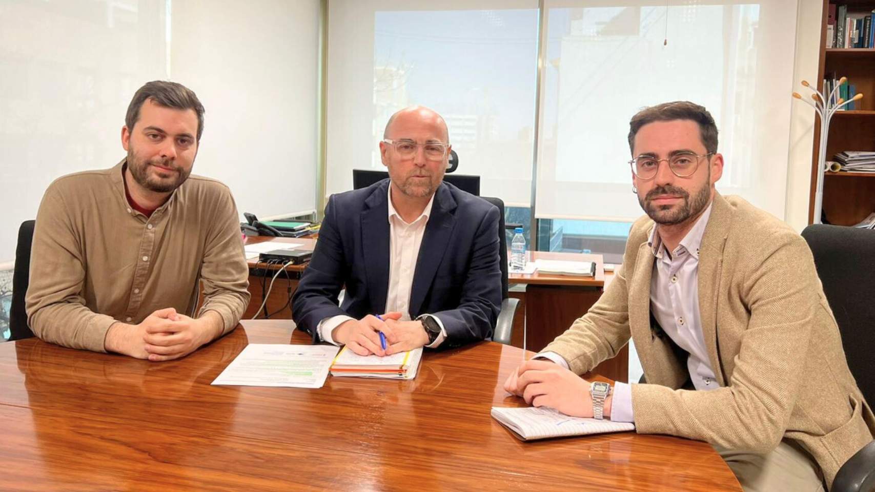 Francisco Ponce en el centro con la delagación alcoyana, formada por Carles Sansalvador y Samuel Medina / Foto ADA