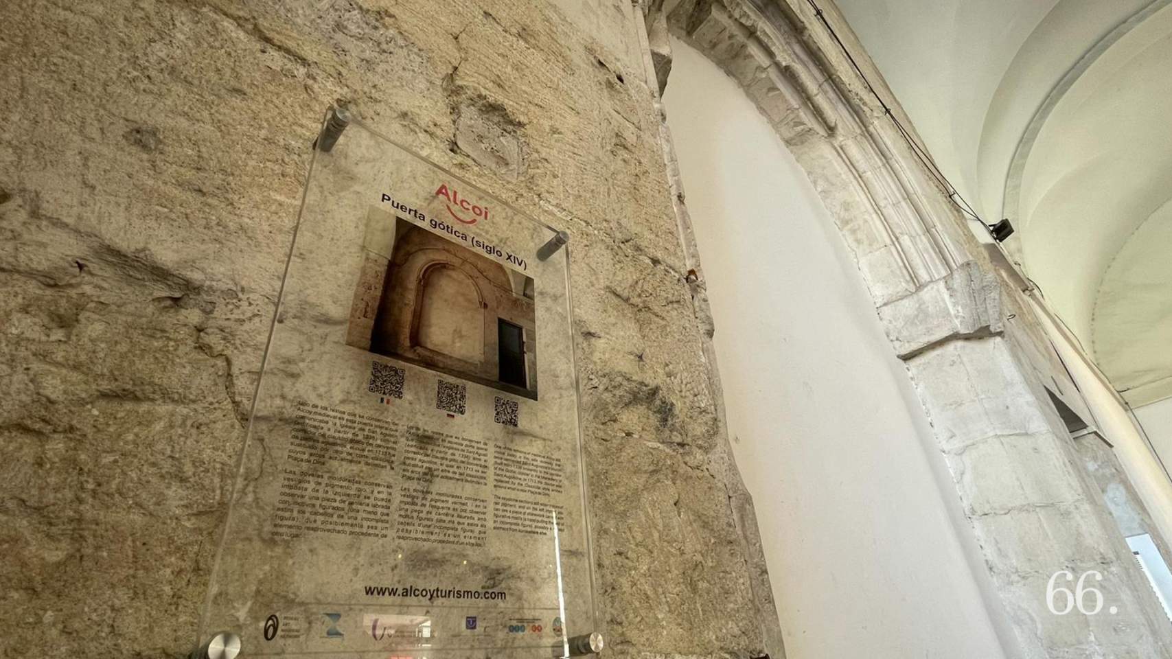 Señalética en el  Arco gótico del antiguo convento de los Agustinos // Foto: SBG