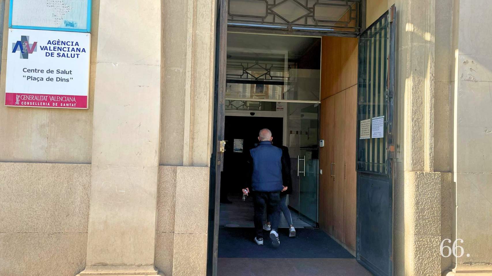 Usuarios entran en el Centre de Salut La Plaça / Foto SBG