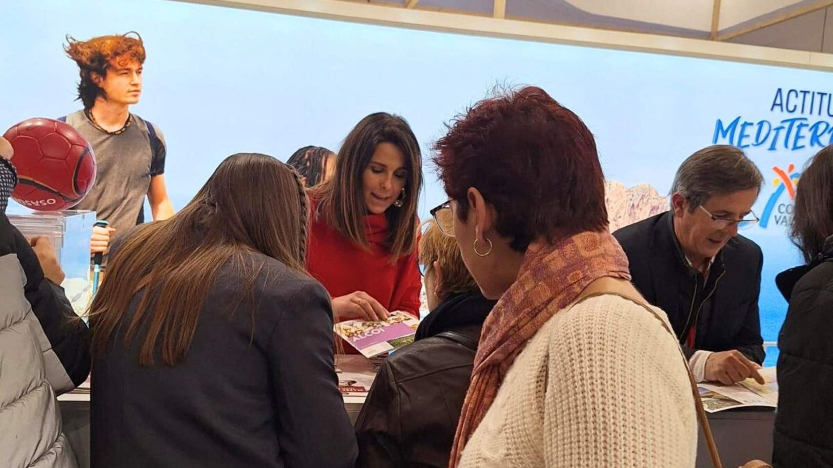 La técnico de Turismo de Alcoy atiende a personas en Navartur