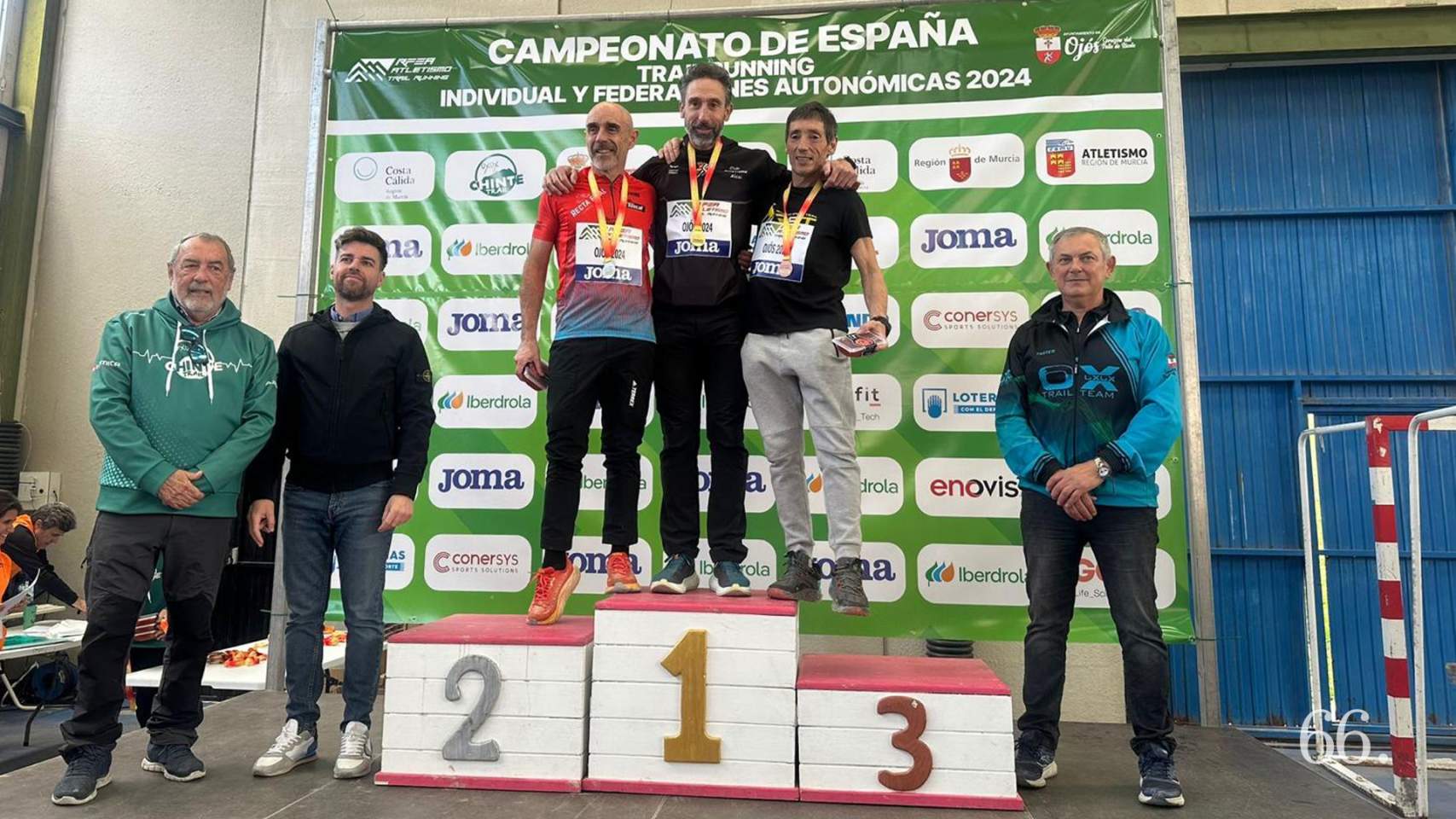 Carbonell, en lo alto del podio, celebra su resultado