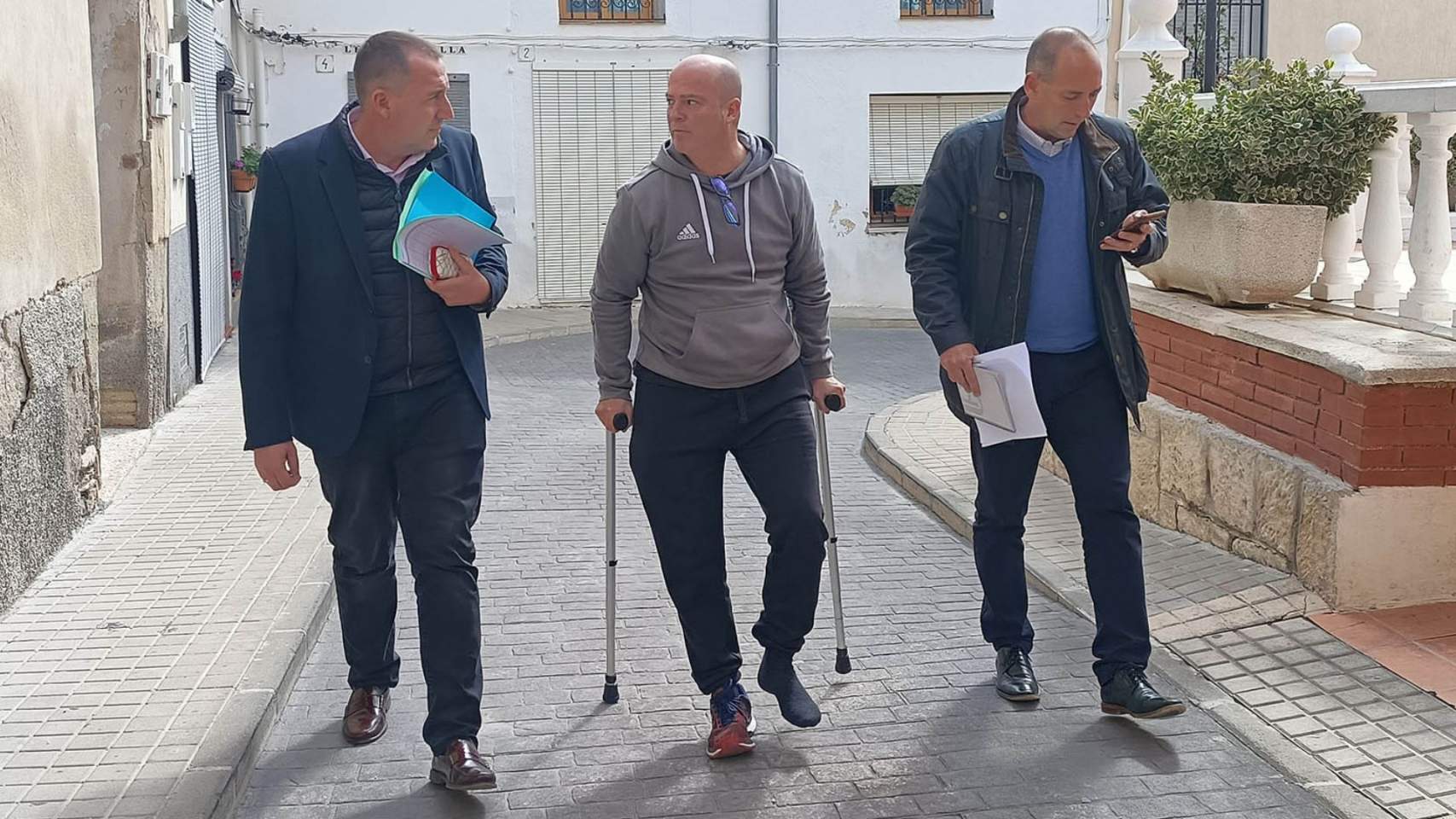 Bernabéu i Navarro pels carrers de Benillup / Foto DdA