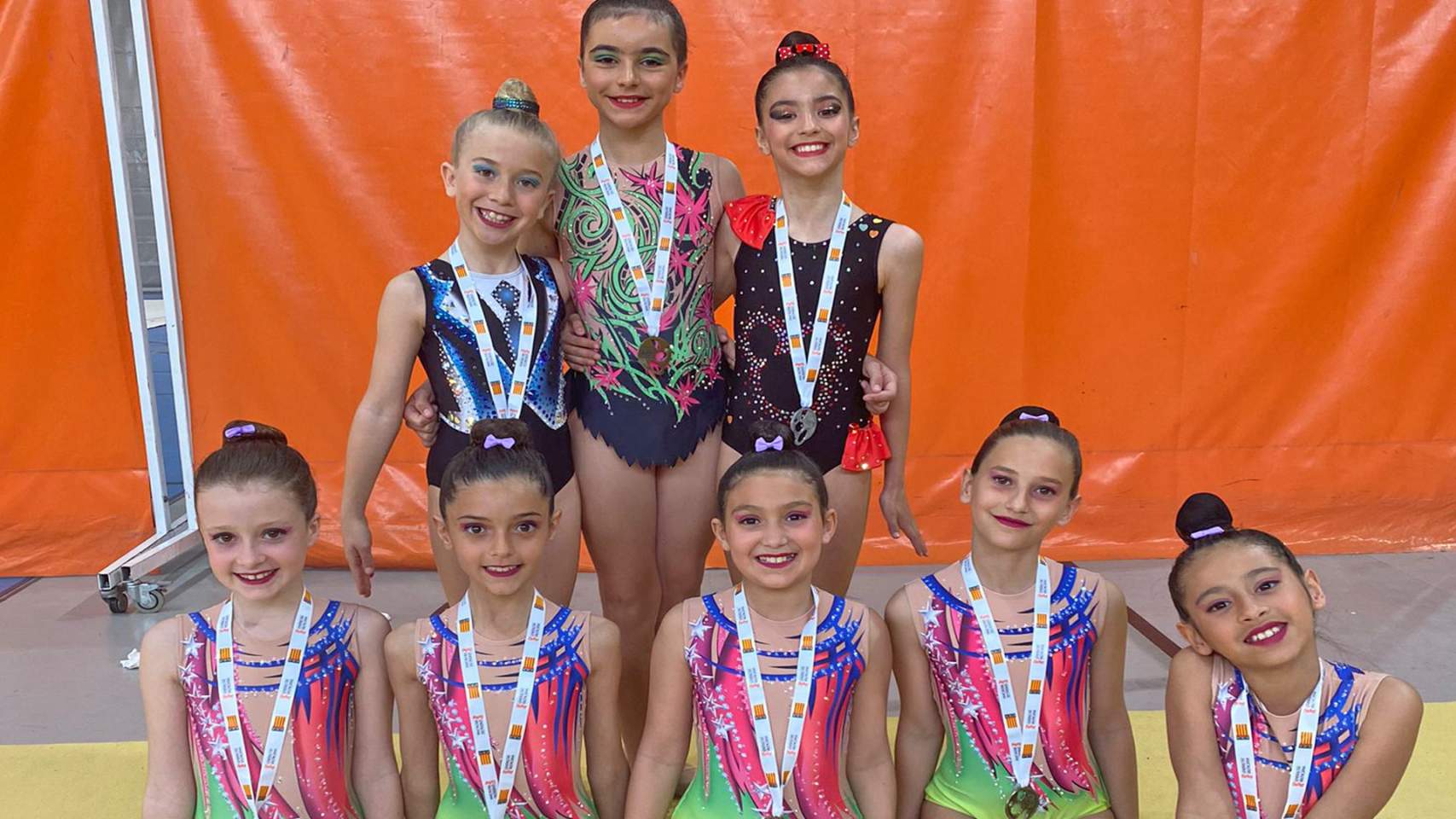 Gimnastas del CGR Alcoi con sus medallas