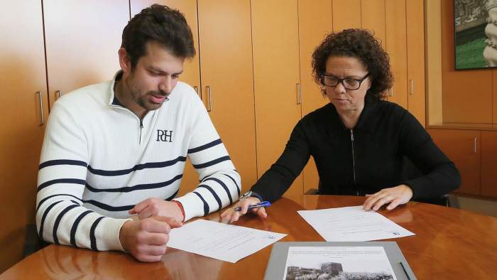 L'alcalde d'Almudaina, Pau Navarro, rep el Pla de mans de Carmen Sellés / Foto DPA