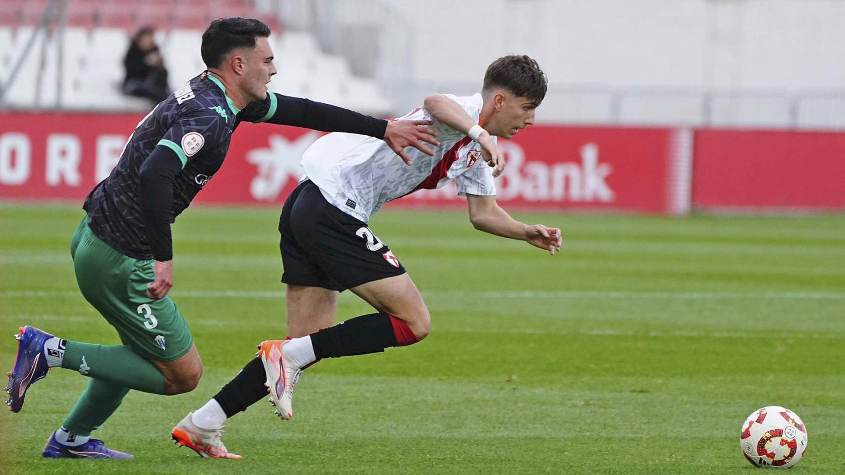 Andrés persigue a un futbolista del Sevilla Atlético / Foto: Facebook CDAlcoyano