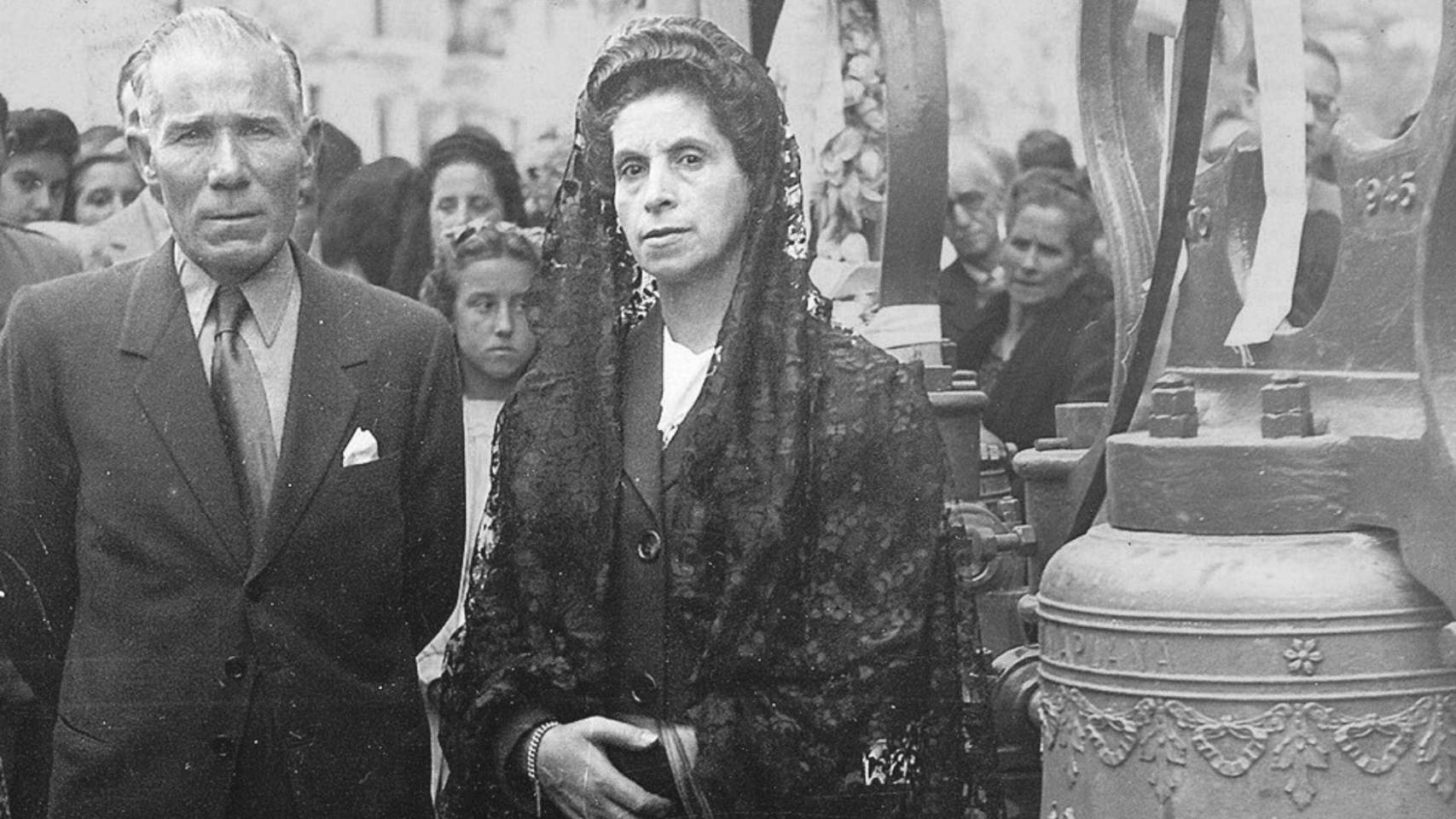 Vicente Miró y Regina Durá junto a la campana San Vicente de la iglesia de Sant Roc,  apadrinada por la familia. La 'trucha' que la engancha al campanario estaba fundida en sus talleres