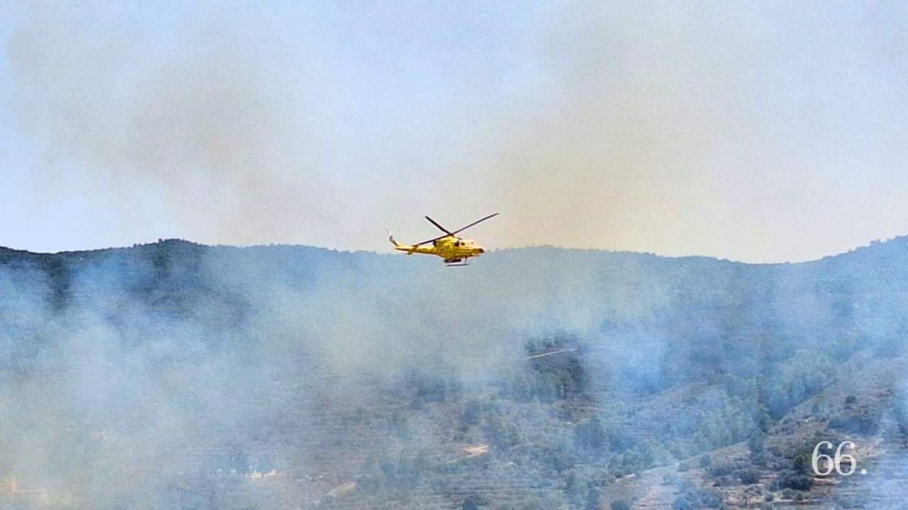 Helicòpter en tasques d'extinció al Comtat