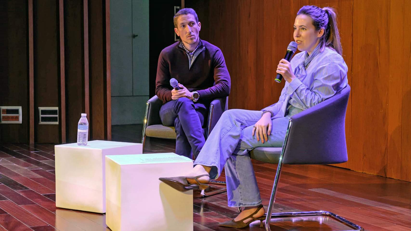 Adriana Brownlee junto a Javier Villar