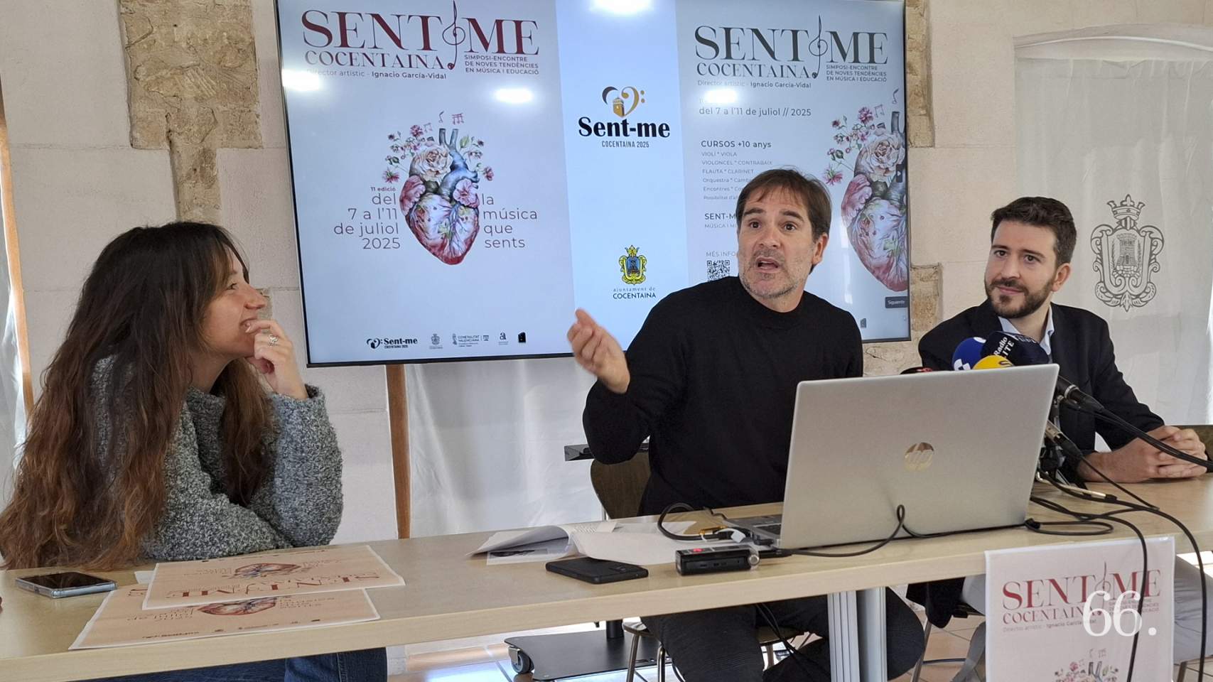 García-Vidal, en el centre, explica la nova edició del Sent-me