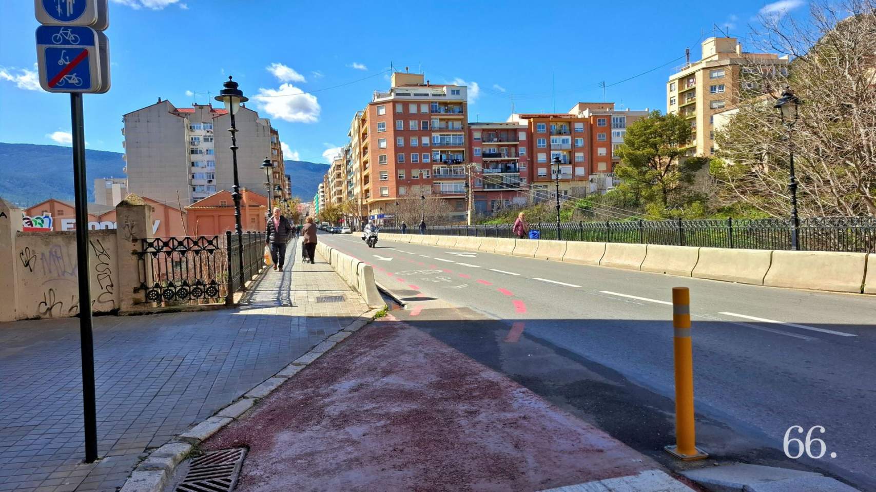El carril-bici en el extremo del puente de la Petxina / Foto CGC