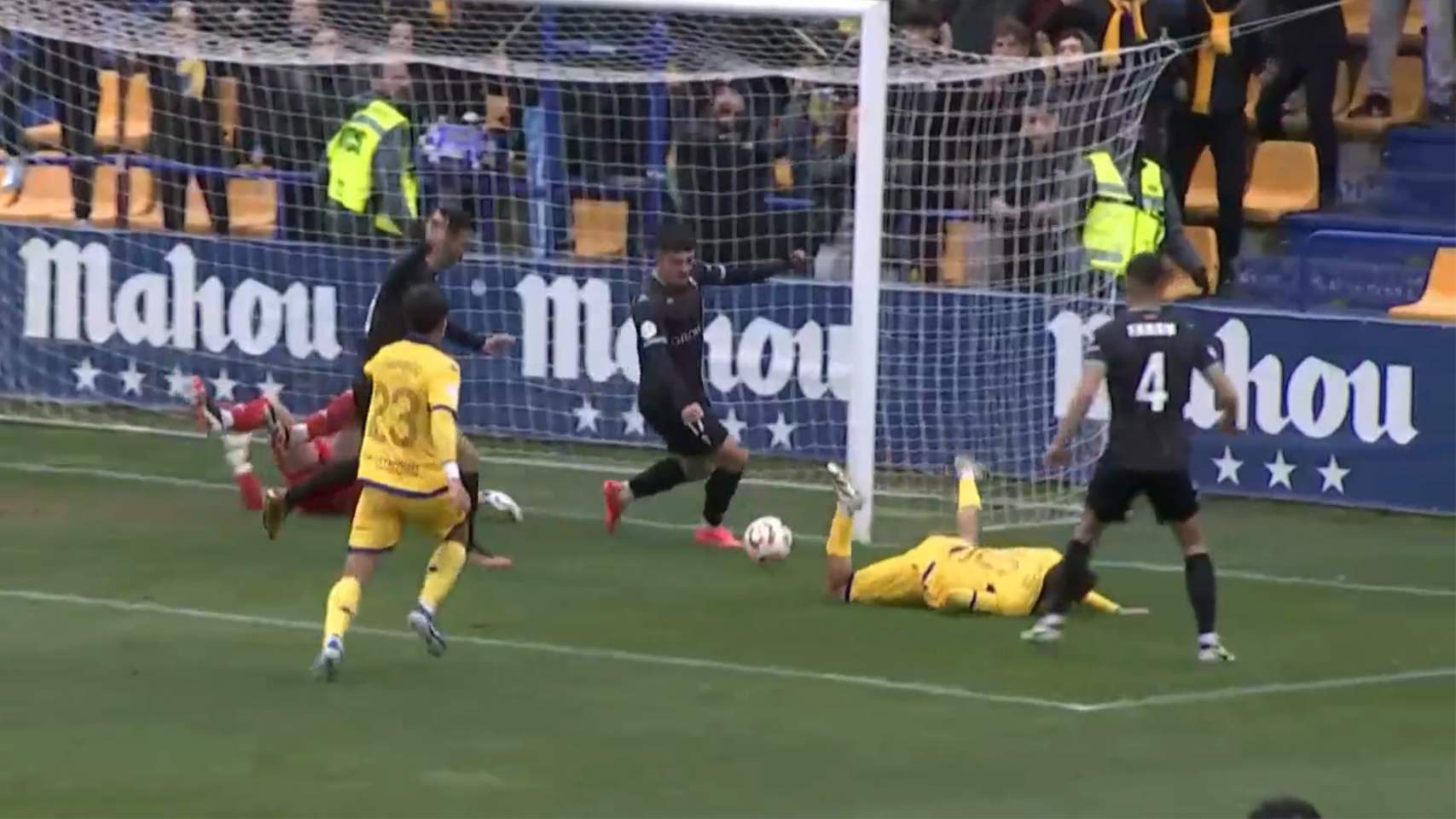 Sergio López salva un remate de Rayco Rodríguez