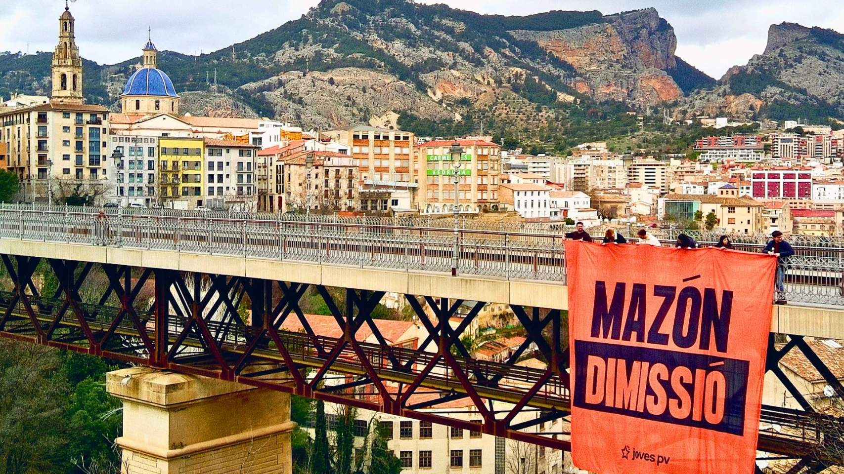 Momento de la colocaci&oacute;n de la pancarta / Foto JCAC