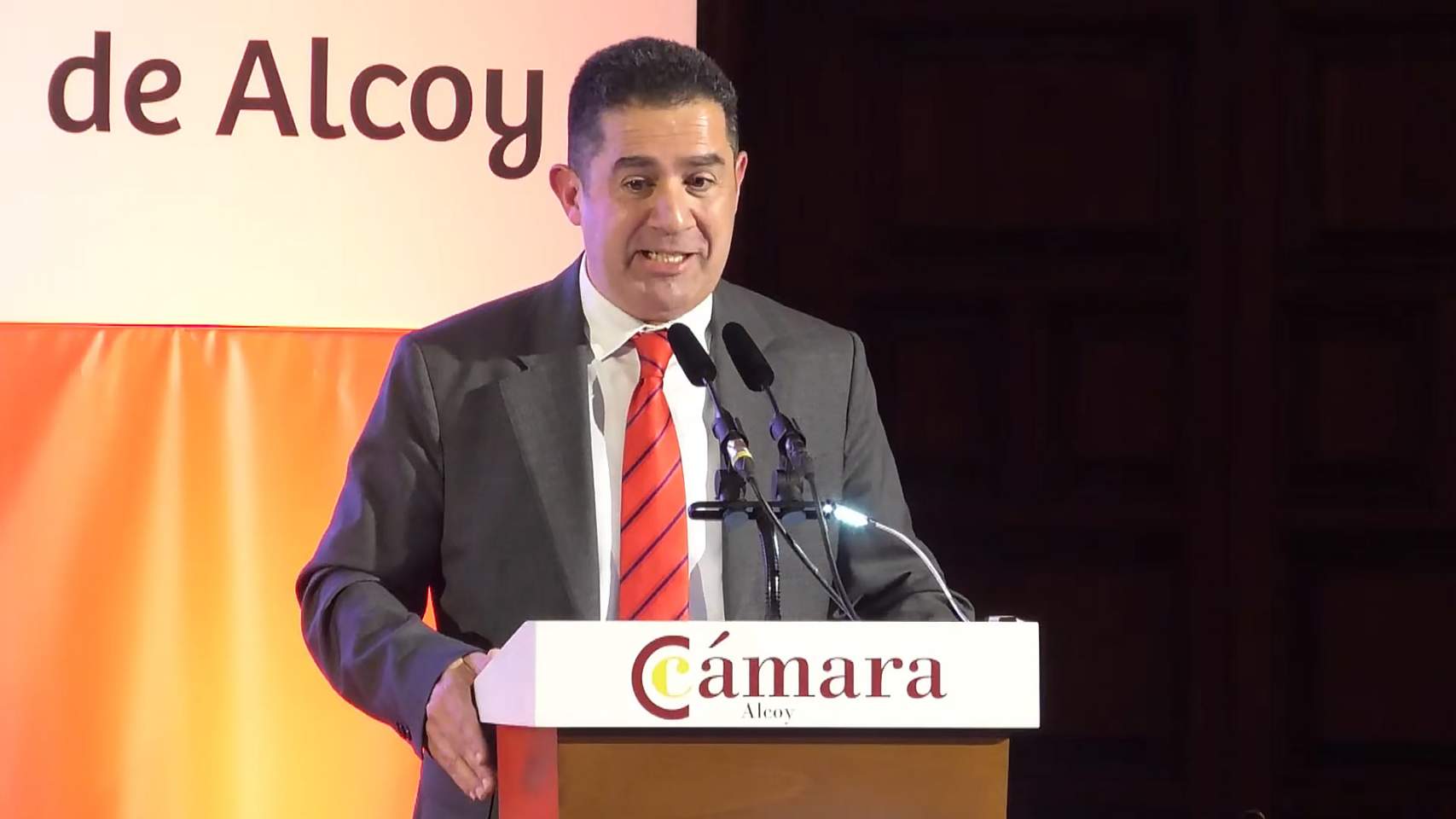 Franc&eacute;s en el discurs en la Cambra de Comer&ccedil;