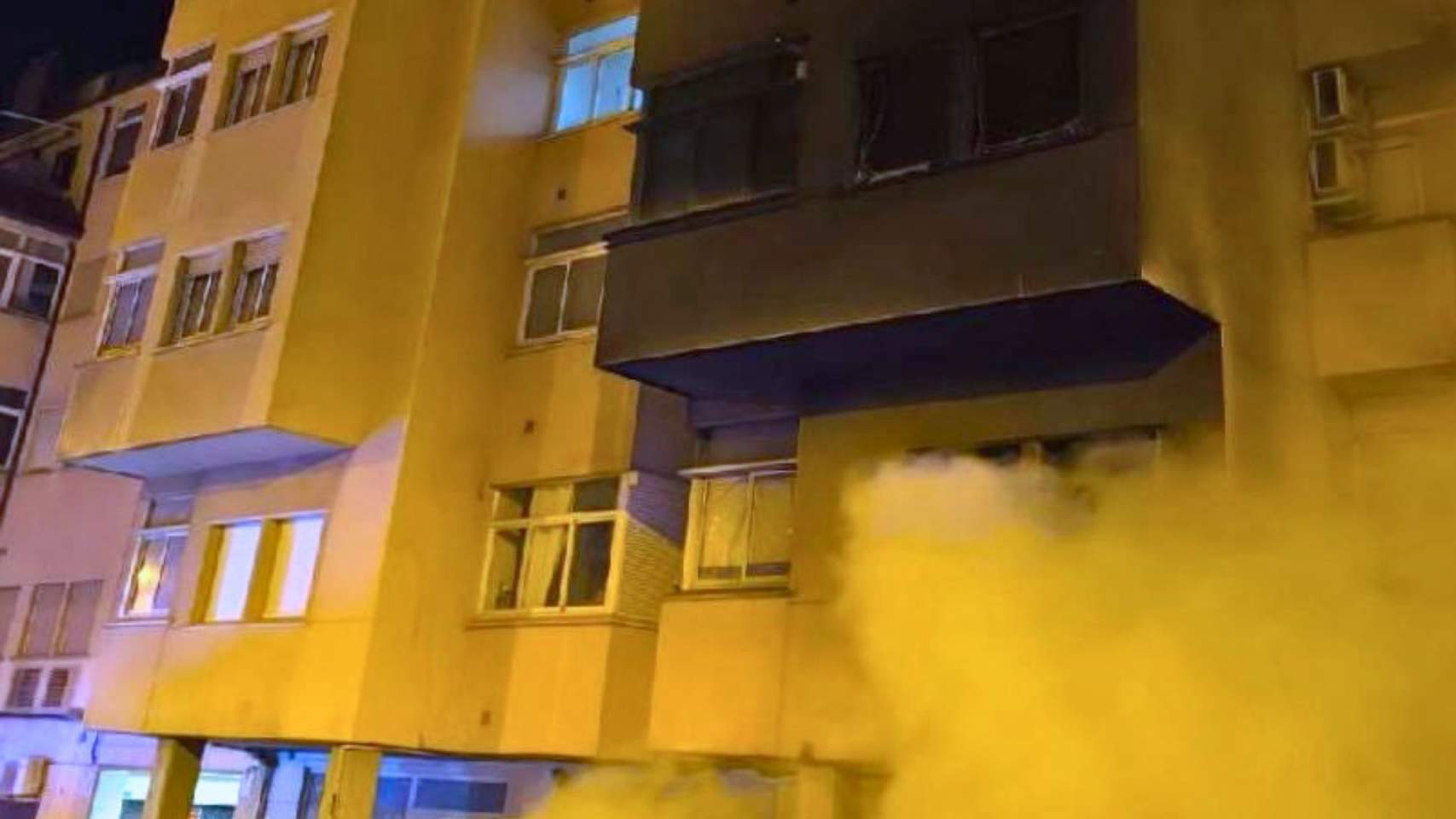 Cinc cotxes afectats en l’incendi nocturn de tres contenidors en el carrer Ibi d’Alcoi