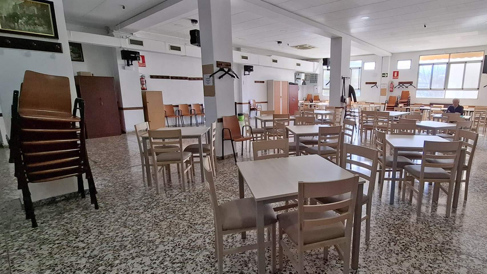 Els centres de majors estrenen cadires i taules noves