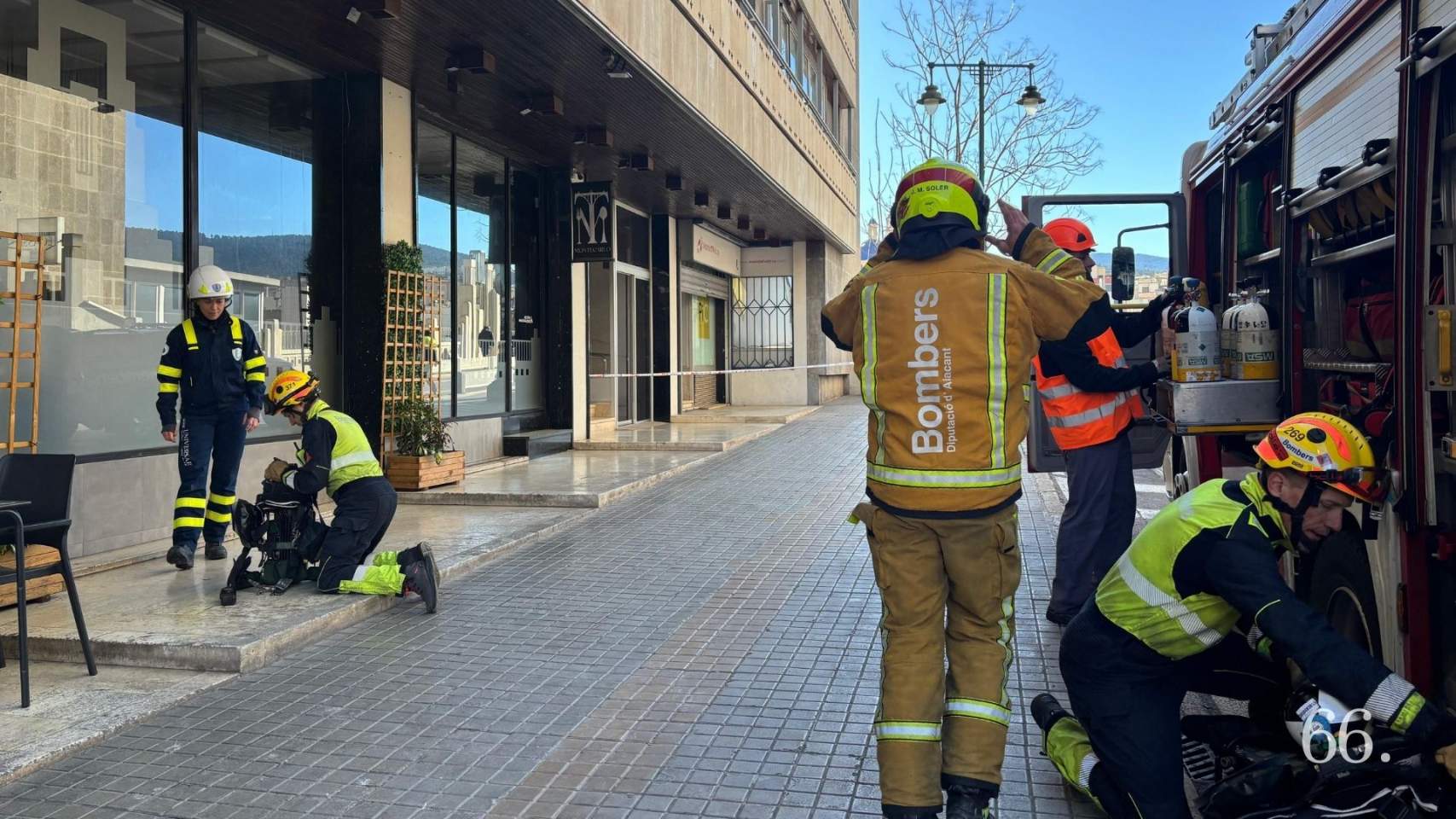Bombers en la porta del Montecarlo / Foto: MRG